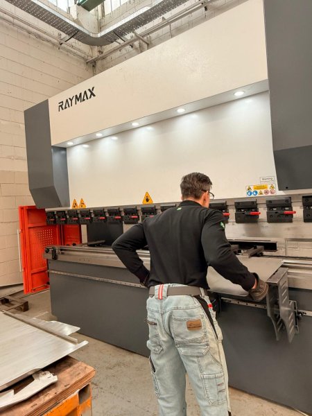 RAYMAX 1.RAYMAX ® NC Hydraulic Press Brake WF67Y-125T/3200 with Estun E21  2024