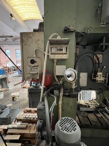 MANZONI PRESSE SPA Serie MR - 60 Ton 